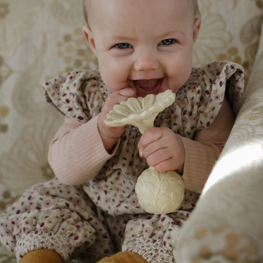 Natruba Natural Rubber Rattle Daisy - Yellow